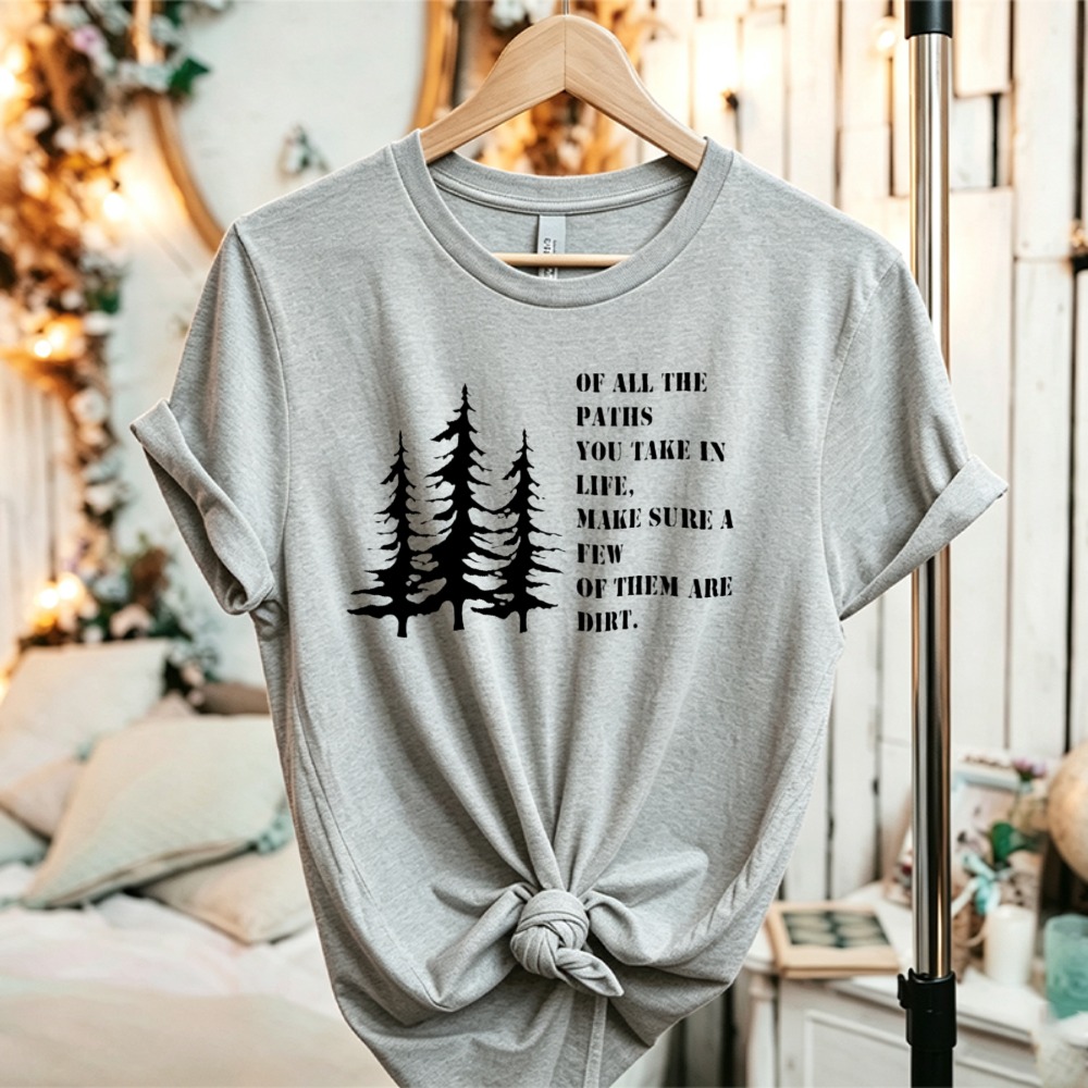 Outdoor Adventure Quotes Short - تي شيرت قطني بطبعة شجرة الصنوبر